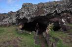 Uma caverna (ou 'Ana') que servia de moradia para os antigos habitantes de Rapa Nui (ou Ilha de Páscoa), território chileno no meio do Oceano Pacífico